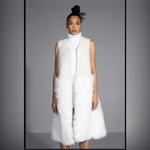 AKIRA BORB QUILTED VEST WITH FAUX FUR off white color
